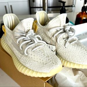 NWT Yeezy Boost 350v2 BRAND NEW STOCKx